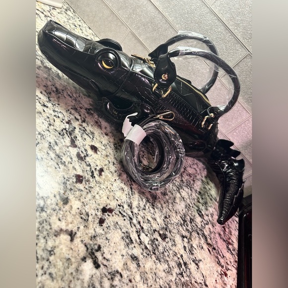 Alligator-Print Women’s Black 🖤 Handbag NEW WITH TAGS 🐊 w/ Detachable Strap - Picture 6 of 11